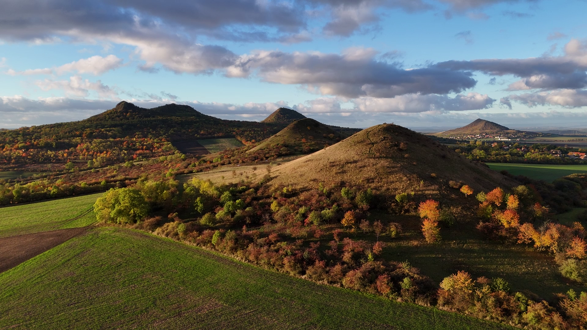 Panorama Českého středohoří s vrchy Říp a Hazmburk